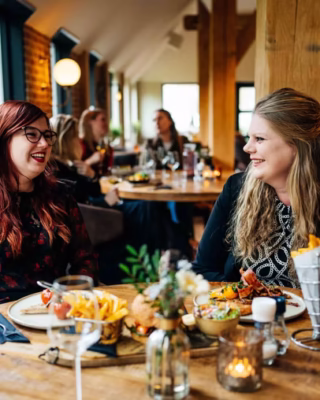 Arrangementen gasten in een restaurant in Giethoorn
